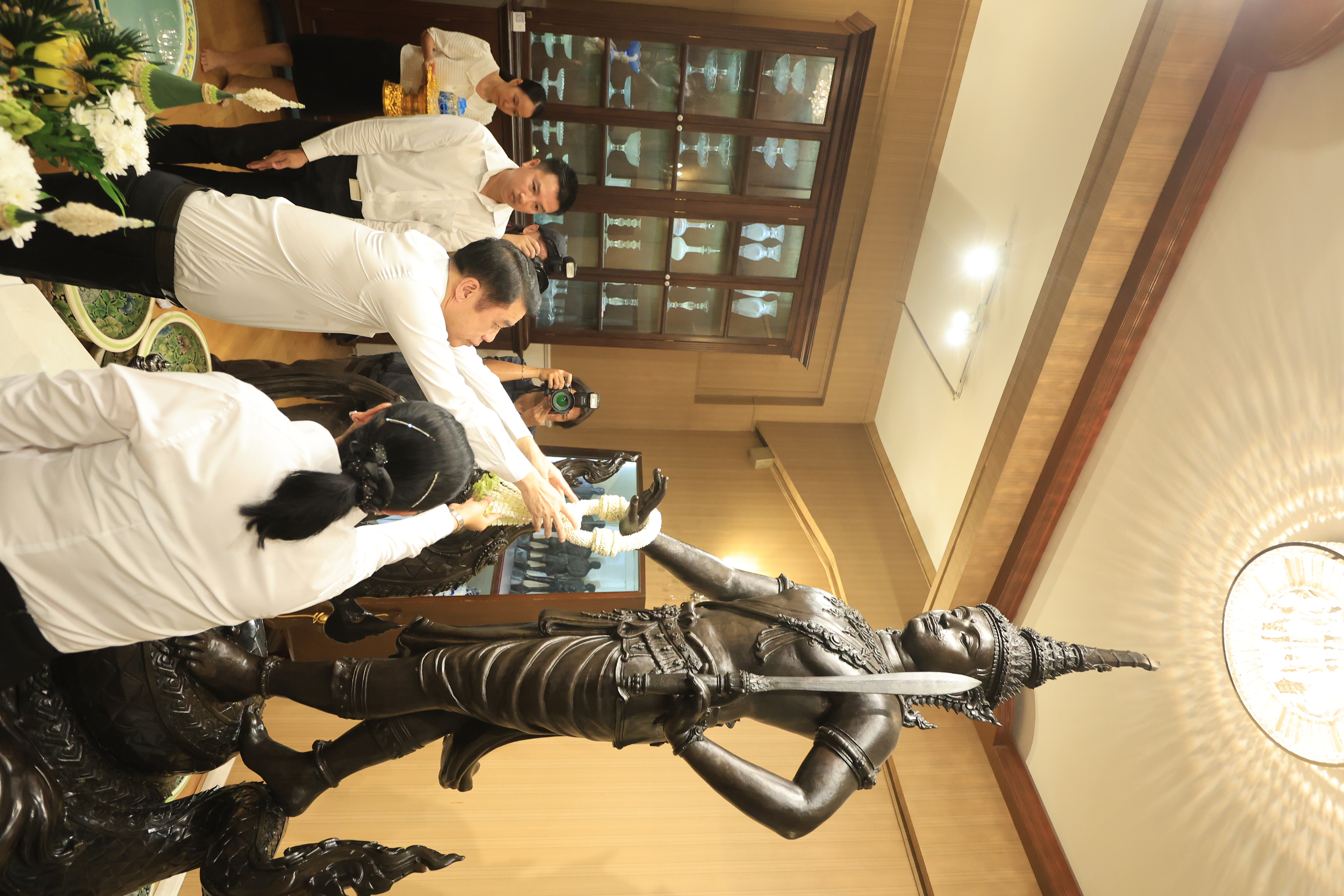 title - คณะผู้บริหาร ส.ป.ก. ร่วมพิธีสักการะสิ่งศักดิ์สิทธิ์ประจำกระทรวงเกษตรและสหกรณ์ ในโอกาสเข้ารับตำแหน่งของรัฐมนตรีว่าการกระทรวงเกษตรและสหกรณ์ และรัฐมนตรีช่วยว่าการกระทรวงเกษตรและสหกรณ์ 